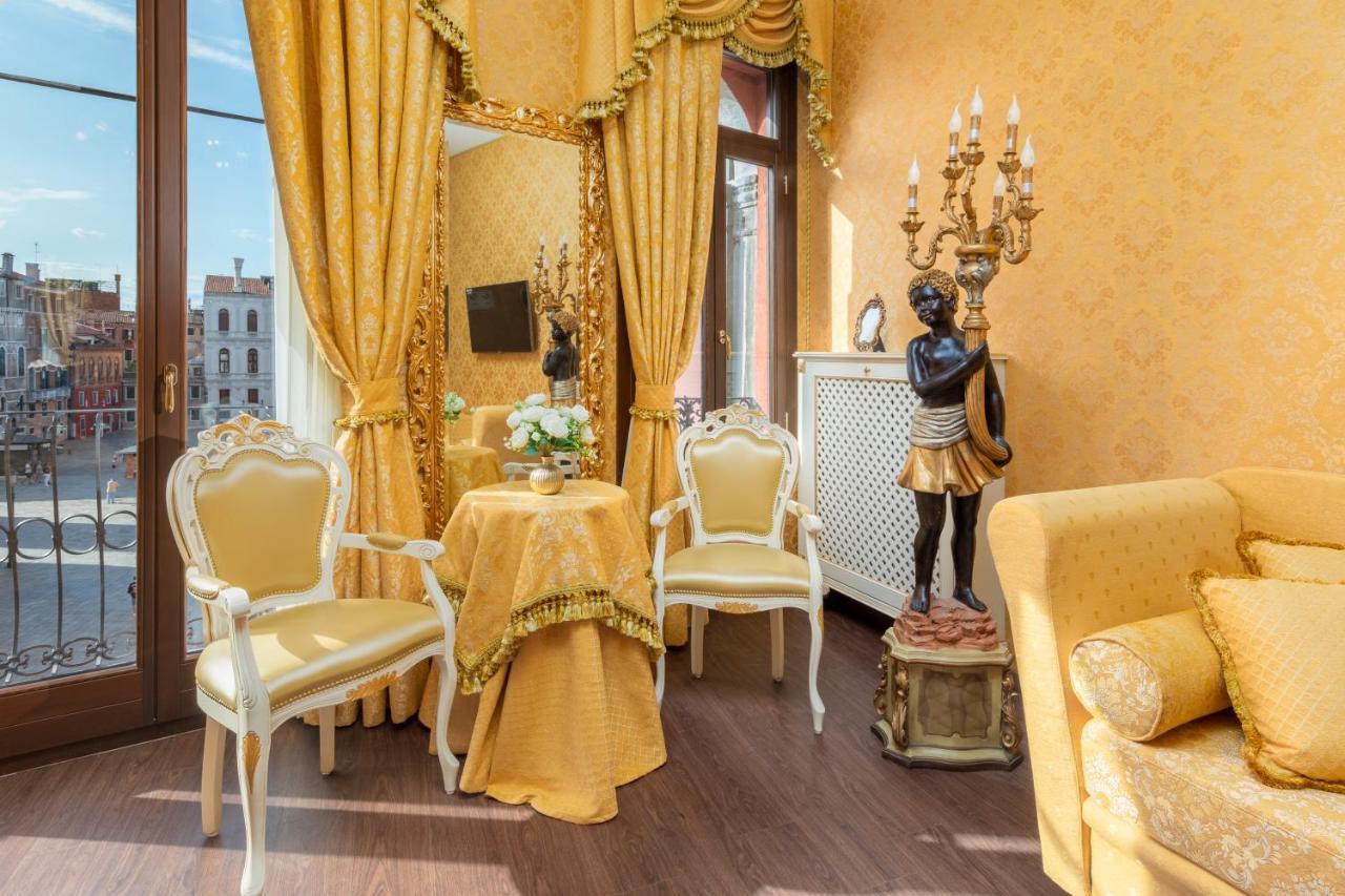 Suite with Balcony and Canal View