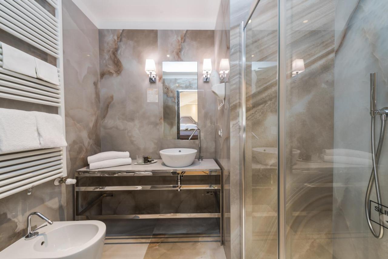 Charming Triple Room with Street View