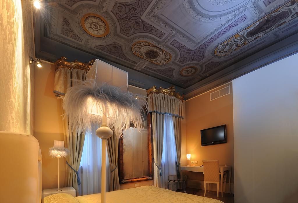 Junior Suite with Canal View