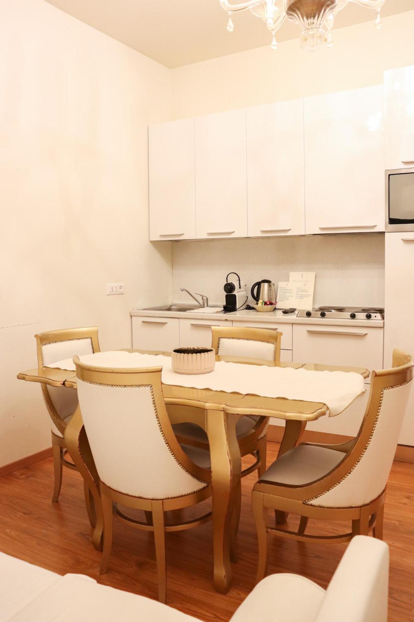 Deluxe One-Bedroom Apartment