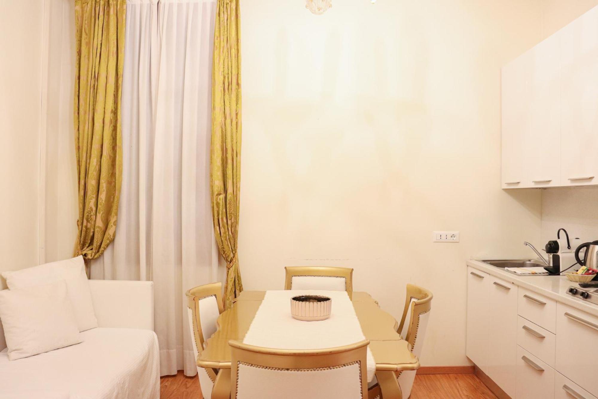 Deluxe One-Bedroom Apartment
