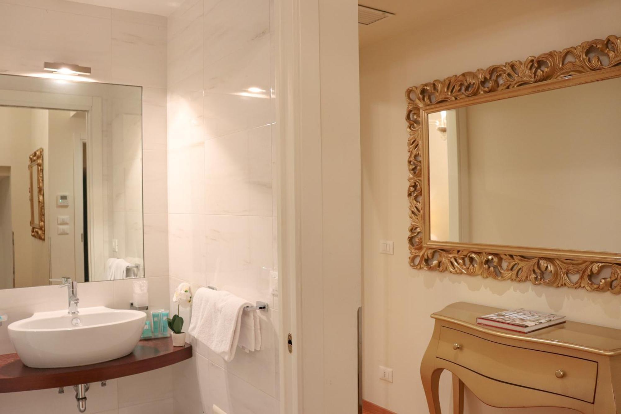 Deluxe One-Bedroom Apartment