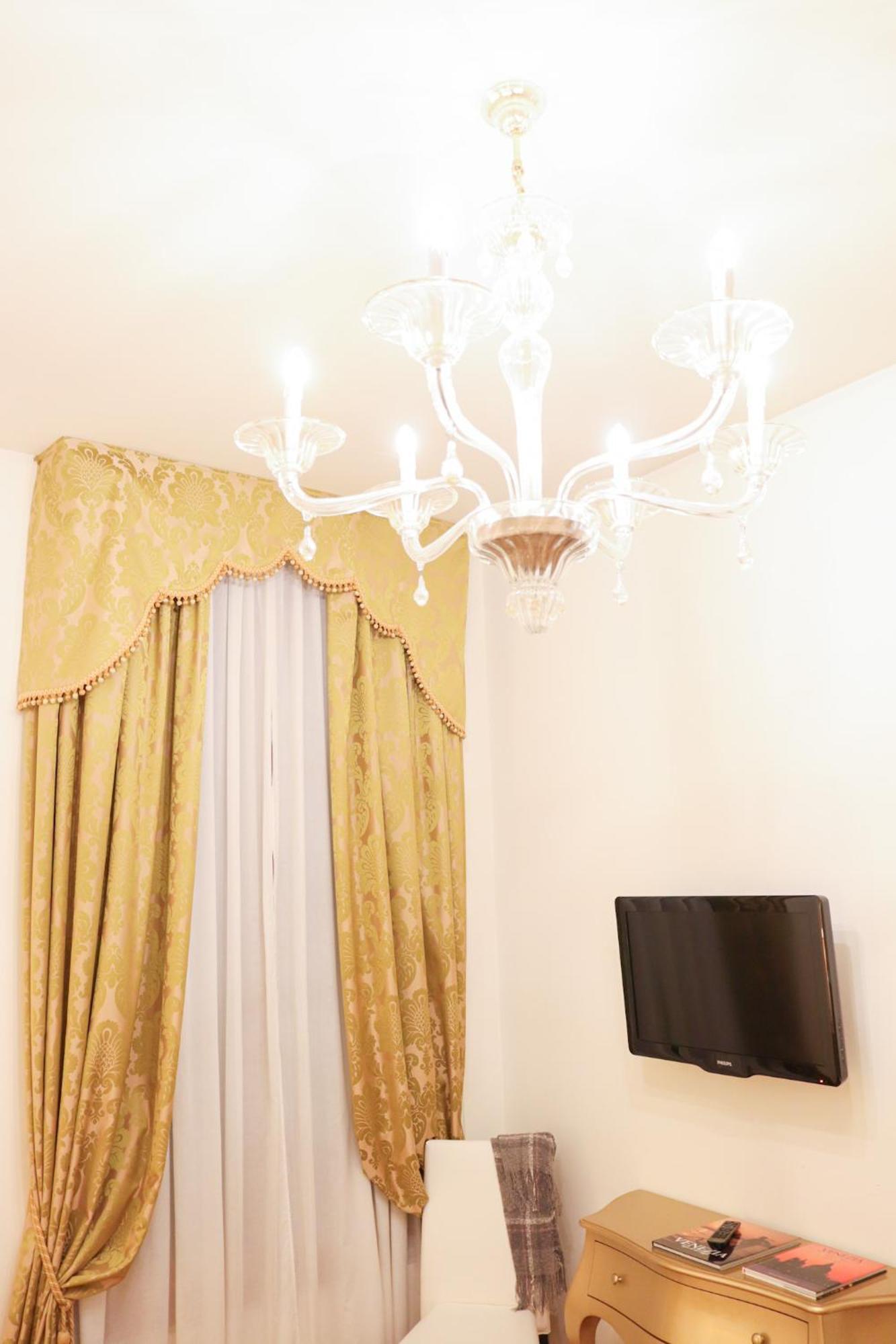 Deluxe One-Bedroom Apartment
