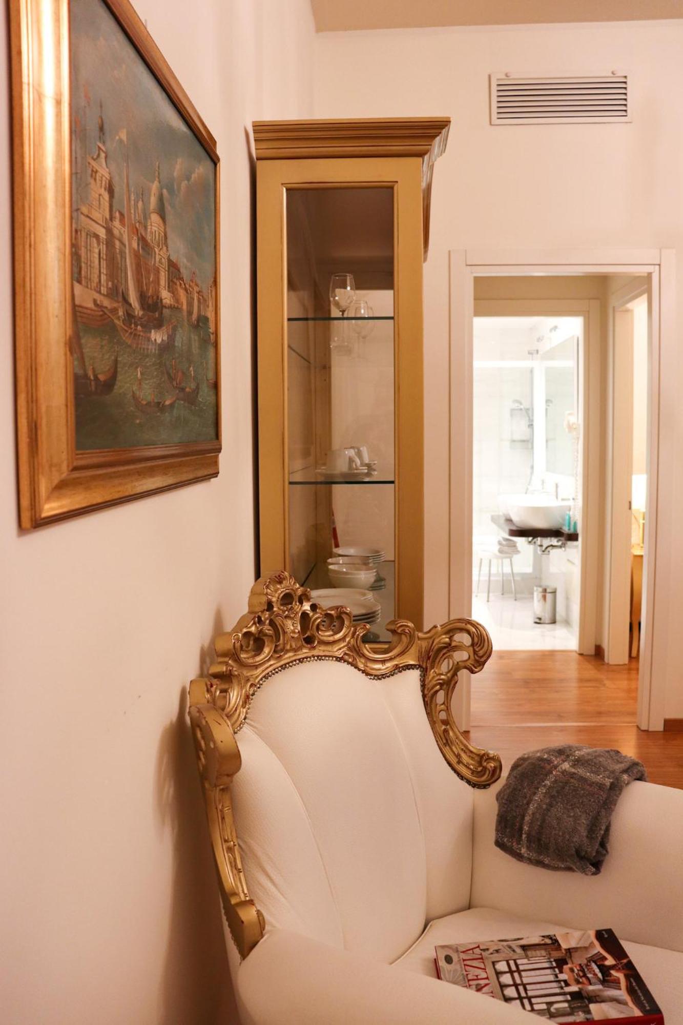 Deluxe One-Bedroom Apartment