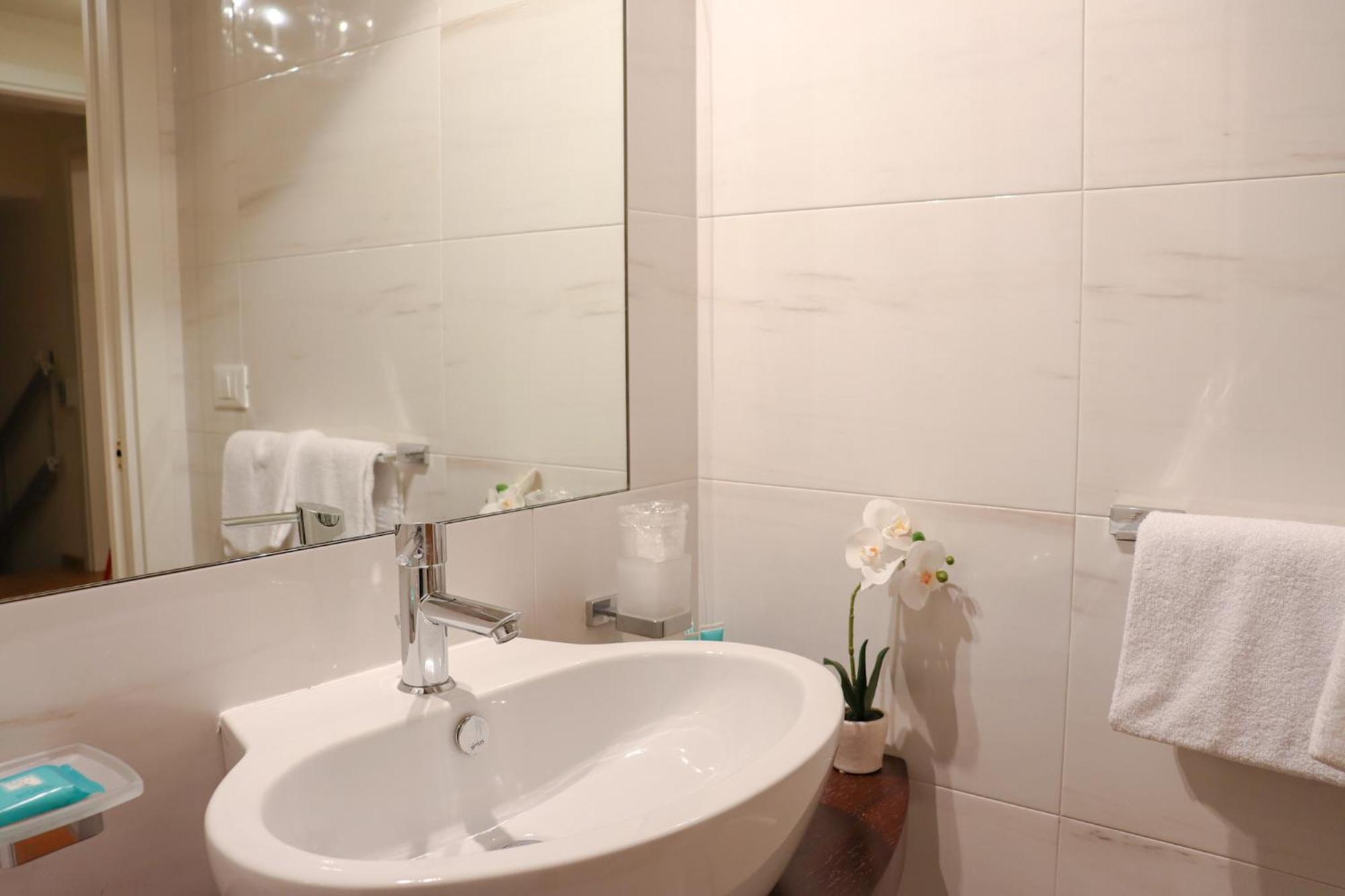 Deluxe One-Bedroom Apartment