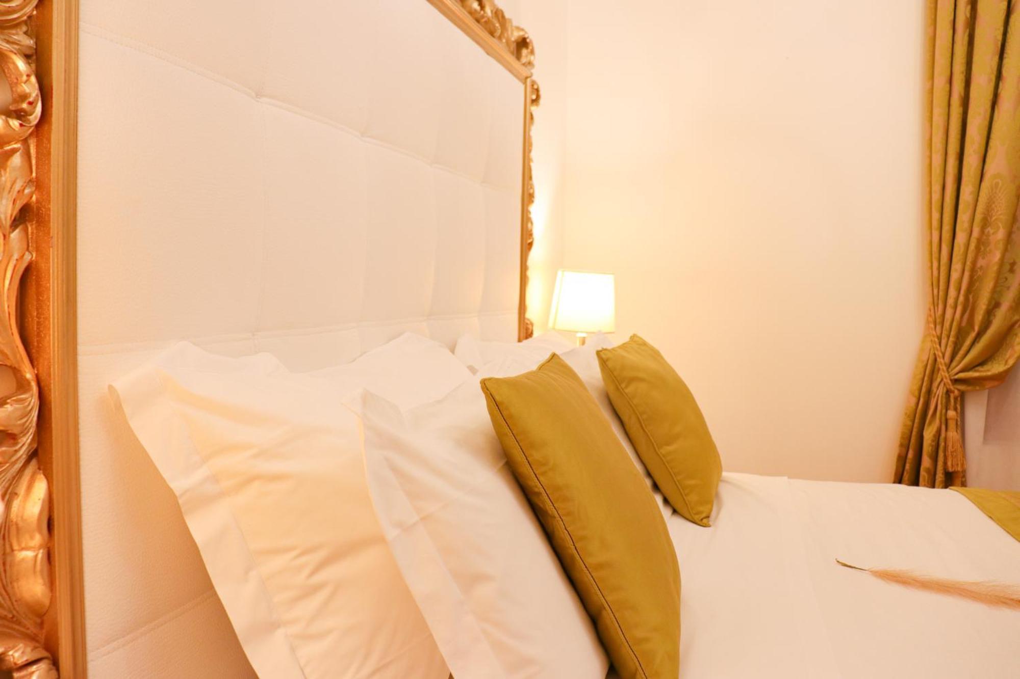 Deluxe One-Bedroom Apartment