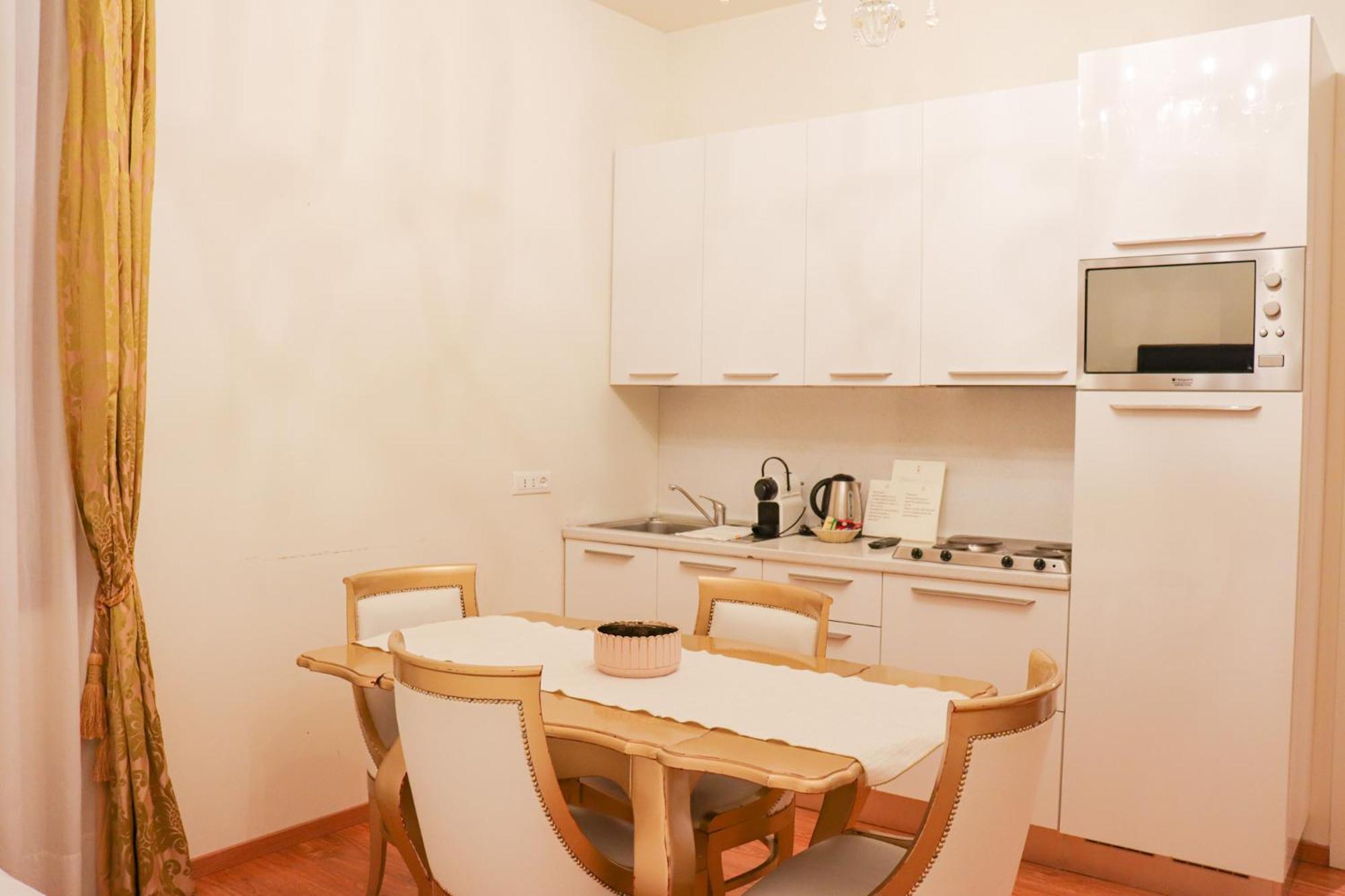 Deluxe One-Bedroom Apartment
