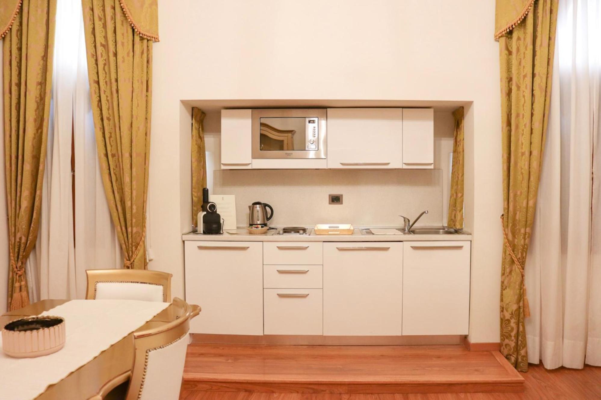 Deluxe One-Bedroom Apartment