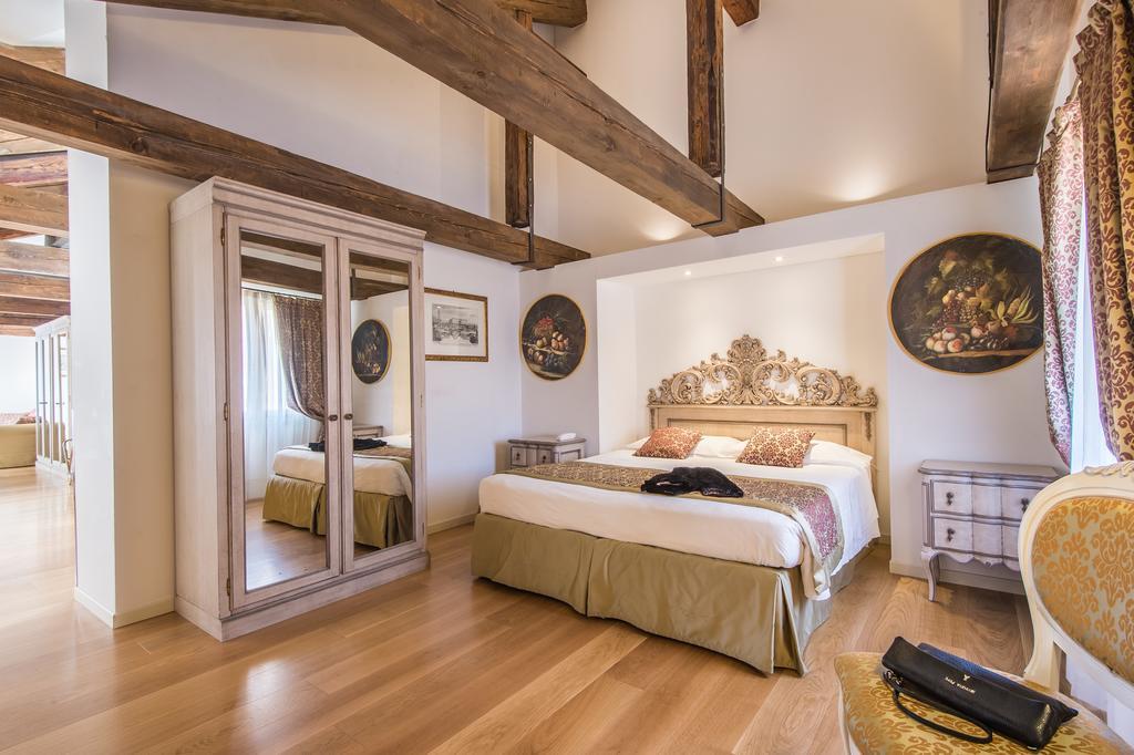 Deluxe Apartment with Canal view