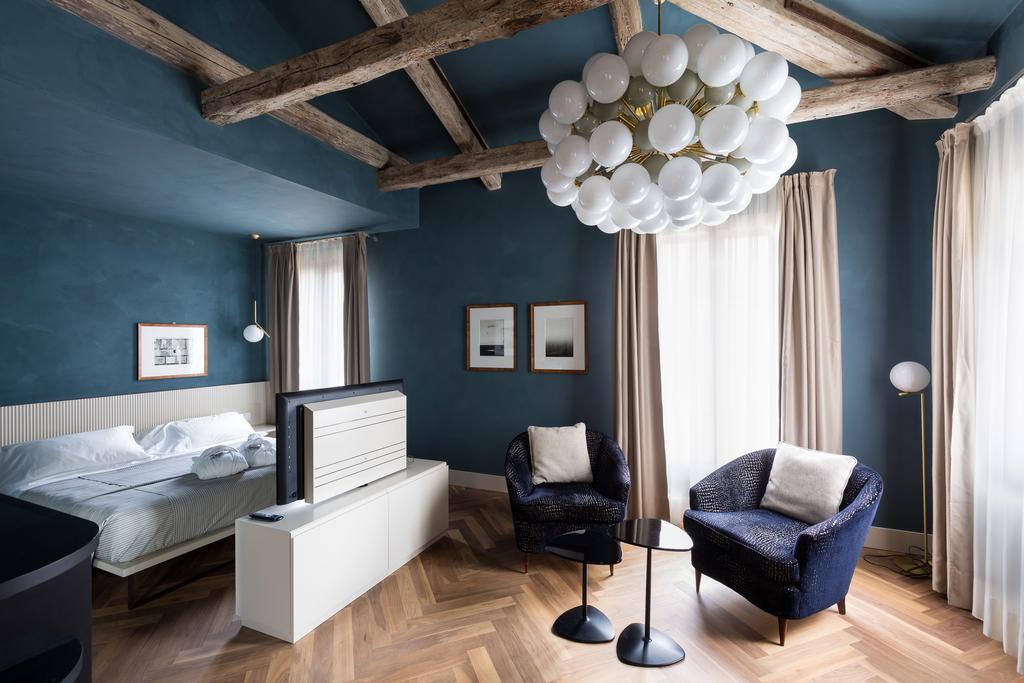 King Suite with canal view and spa
