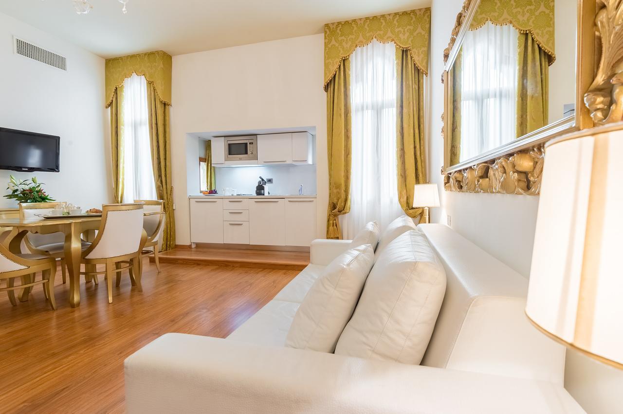 Deluxe One-Bedroom Apartment