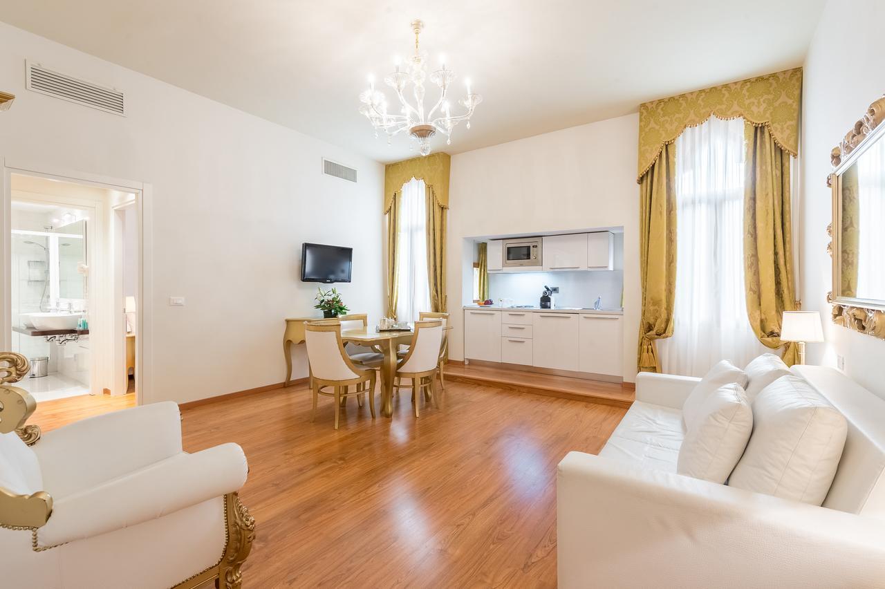 Deluxe One-Bedroom Apartment