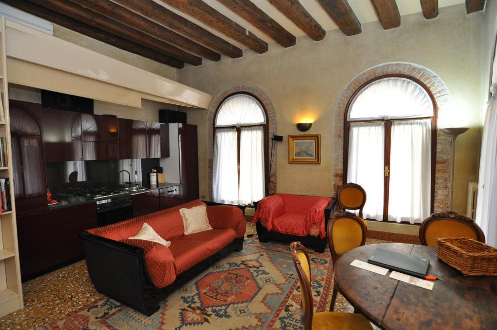 Dimora Giorgione Two-Bedroom Apartment