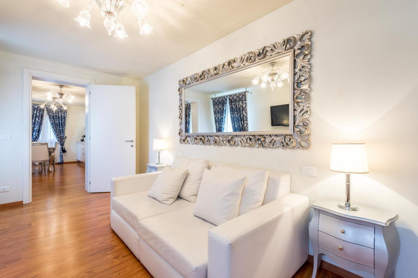 Superior One-Bedroom Apartment canal view Split level