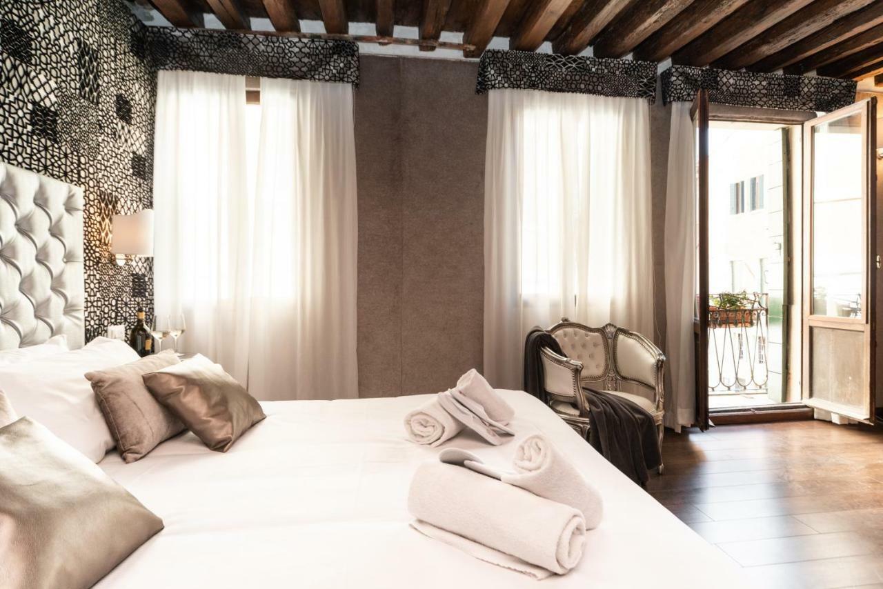 Superior Double Room with Balcony with Canal View